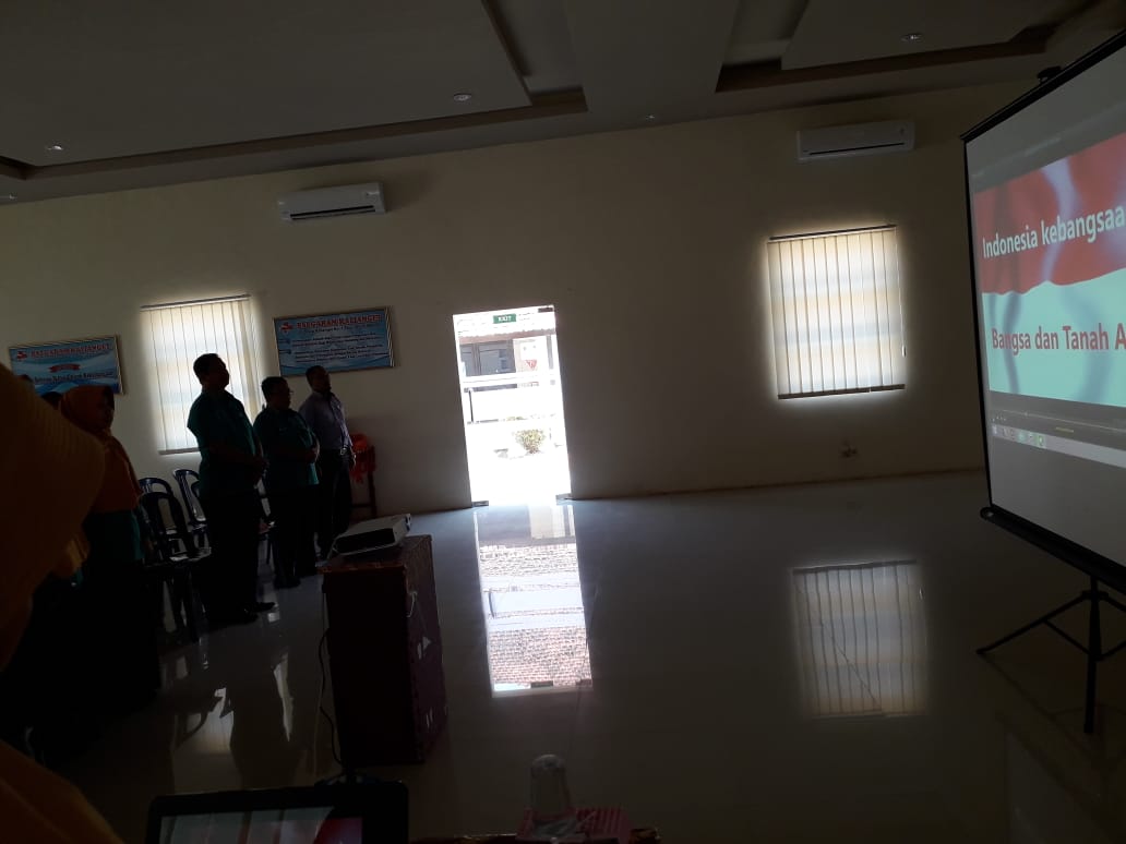 Menyanyikan Lagu Indonesia Raya Sebelum Pelatihan PMKP Bagi Pimpinan Dimulai