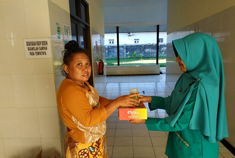 Pembagian Tajil Buka Puasa Untuk Keluarga Pasien