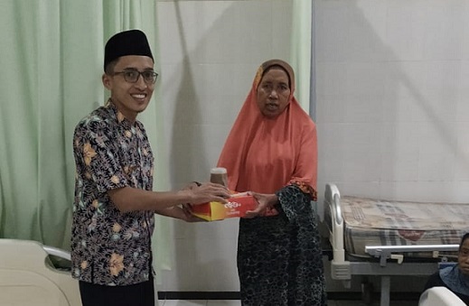 Pembagian Tajil Buka Puasa Untuk Keluarga Pasien