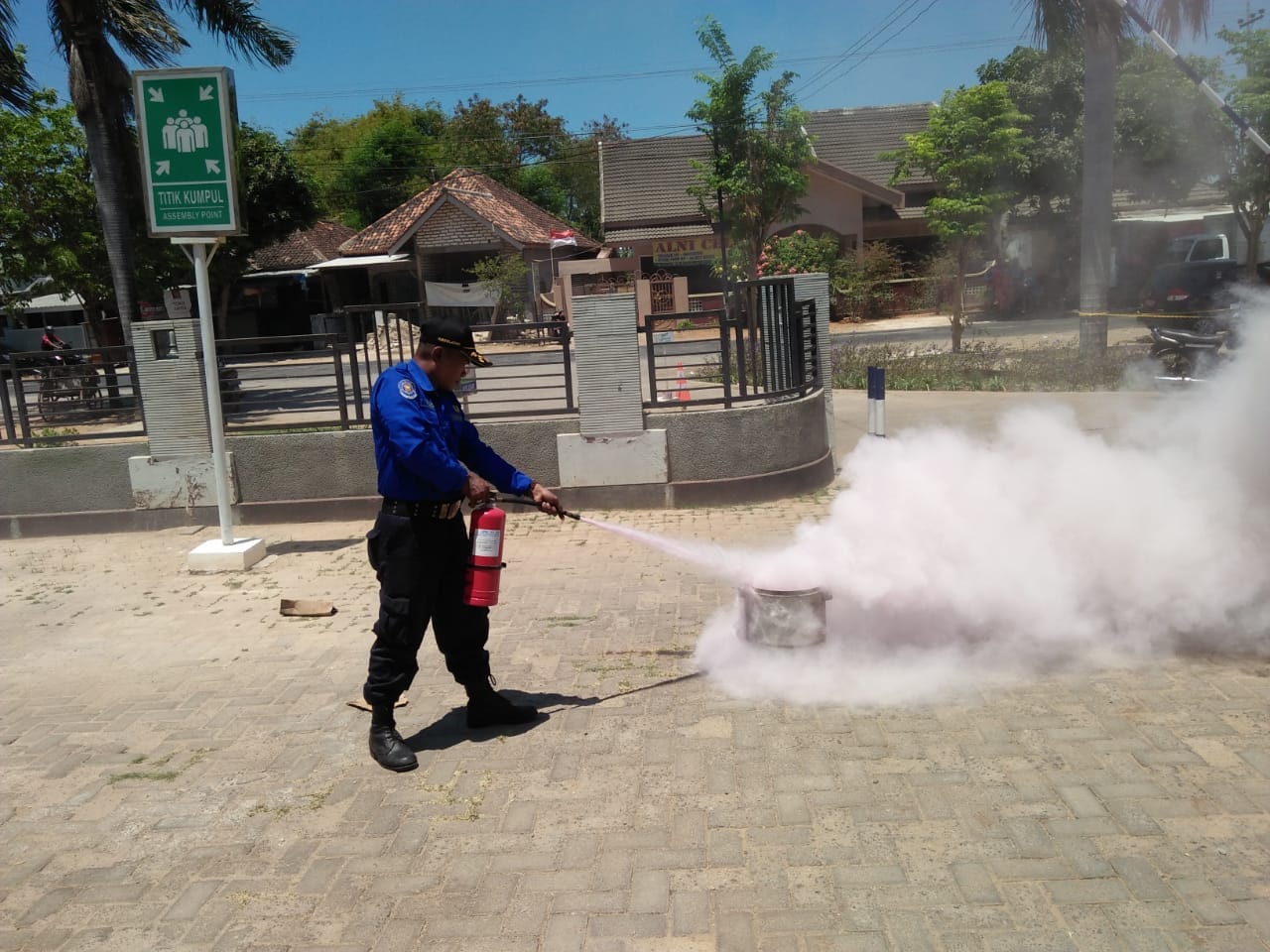 Pelatihan K3RS Simulasi Kebakaran