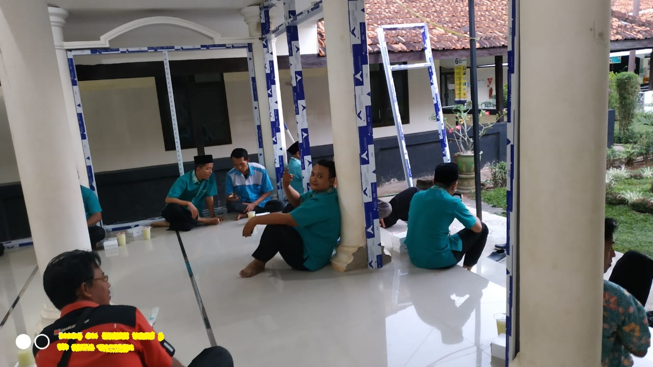 Pembagian Takjil kepada Jamaah Masjid As-Salam RSIGK