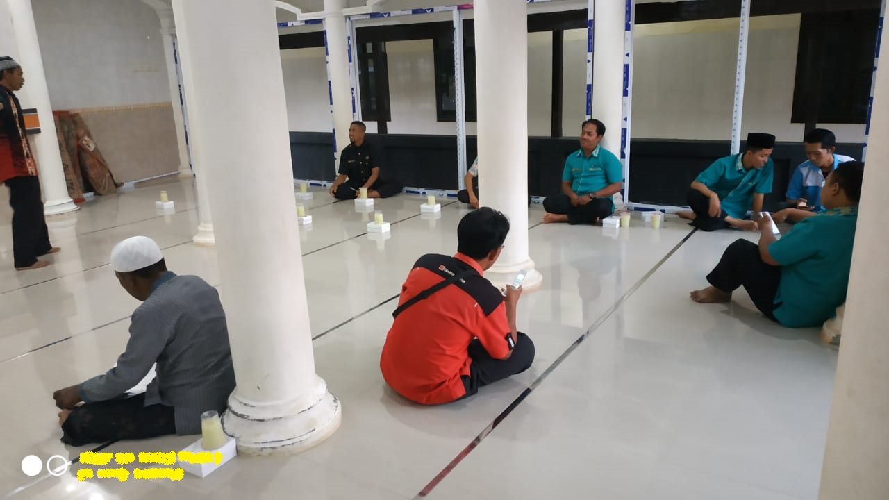 Pembagian Takjil kepada Jamaah Masjid As-Salam RSIGK