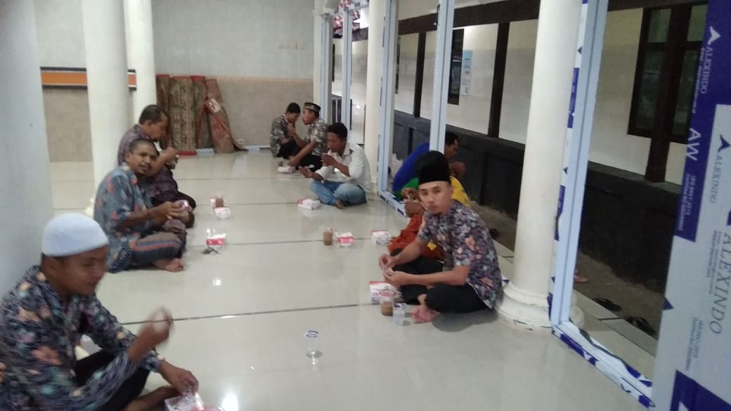 Pembagian Takjil kepada Jamaah Masjid As-Salam RSIGK